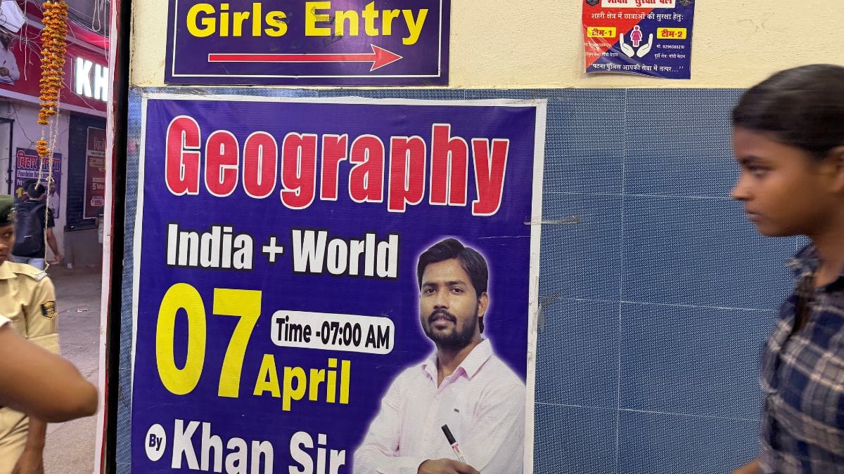 पटना कोचिंग इंस्टिट्यूट में खान सर की जियोग्राफी क्लास में से एक का प्रमोशनल पोस्टर | फोटो: नूतन शर्मा/दिप्रिंट