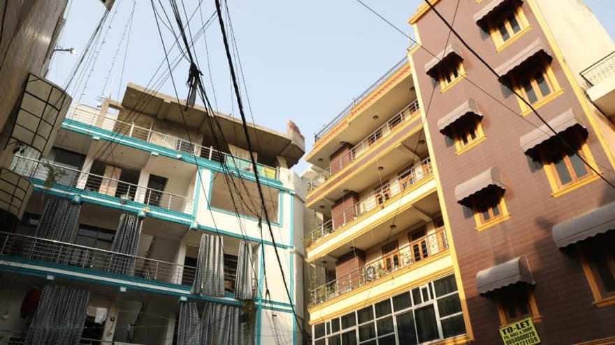 लाल डोरा गांवों में गलियां अक्सर चार या पांच फीट तक संकरी हो जाती हैं | फोटो: अनीशा नेहरा/दिप्रिंट