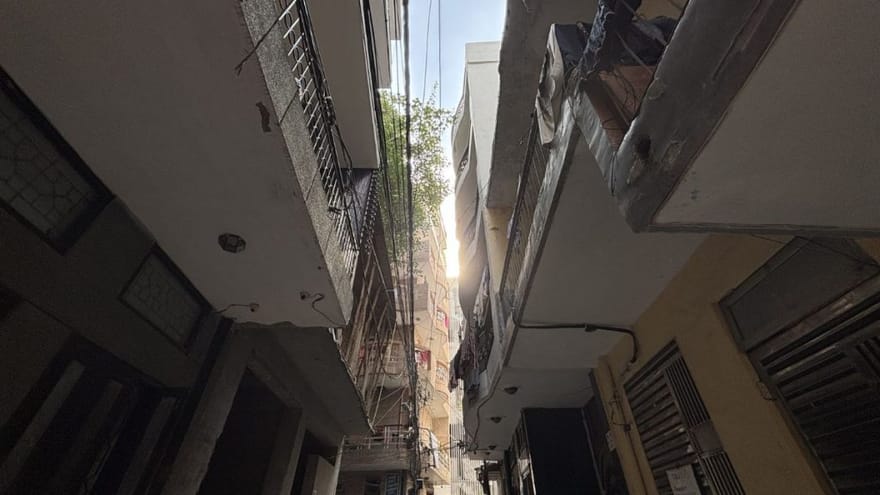 दक्षिण दिल्ली के लाल डोरा गांव के अंदर संकरी गलियां | फोटो: अनीशा नेहरा/दिप्रिंट
