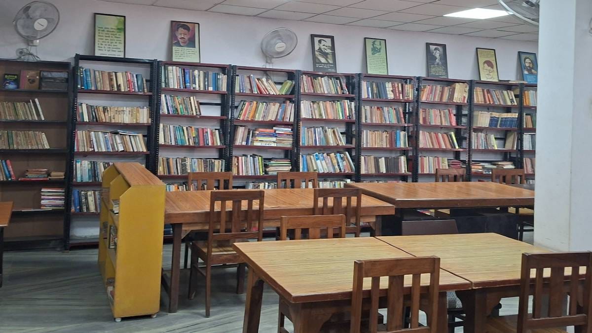 अनुराग पुस्तकालय के अंदर, जहां लोग बैठकर शांति से पढ़ सकते हैं | फोटो: प्रशांत श्रीवास्तव/दिप्रिंट