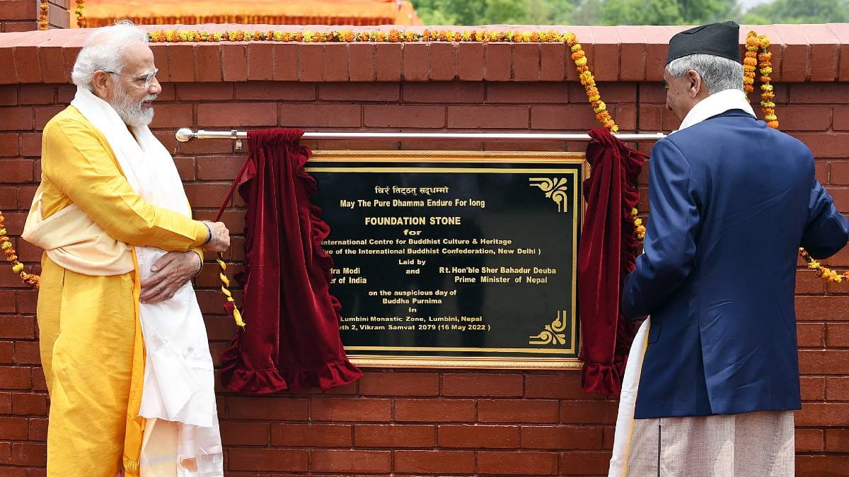 2022 में लुंबिनी मठ क्षेत्र में इंडिया इंटरनेशनल सेंटर फॉर बौद्ध कल्चर एंड हेरिटेज की आधारशिला रखते हुए प्रधानमंत्री नरेंद्र मोदी और तत्कालीन नेपाली प्रधानमंत्री शेर बहादुर देउबा | एएनआई/पीआईबी