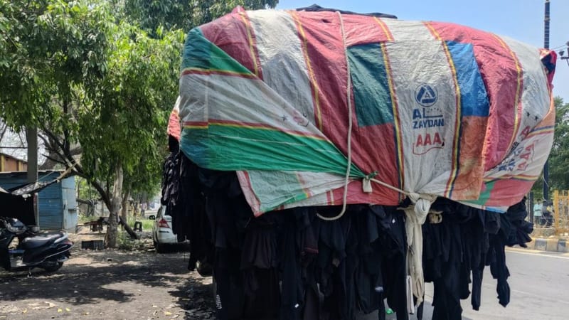 पानीपत के औद्योगिक इलाकों में रीसाइक्लिंग यूनिट्स की ओर ले जाए जा रहे छांटे गए कपड़ों के कचरे से भरे ट्रक यहां का रोज़ का दृश्य | फोटो: वितस्ता कौल/दिप्रिंट