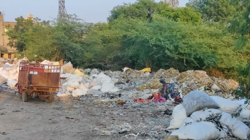 पानीपत में तो सड़क किनारे पड़ा कचरा भी कपड़ों के टुकड़ों से भरा दिखाई देता है | फोटो: वितस्ता कौल/दिप्रिंट