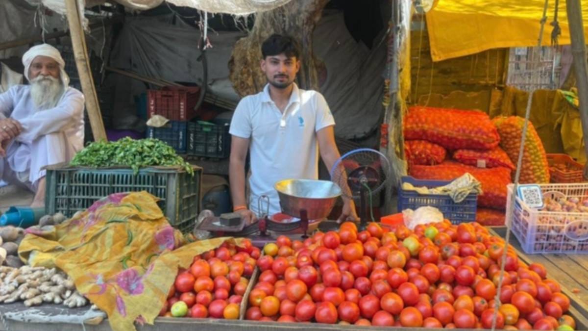 इसी तरह 22 साल के राजा, जो सुंदर नगरी में सब्ज़ी का ठेला लगाते हैं, ने लिखा कि गर्मी में टमाटर जल्दी खराब हो जाते हैं. इसके कारण उन्हें कम मात्रा में और ज्यादा कीमत पर टमाटर खरीदने पड़ते हैं | ग्रीनपीस इंडिया