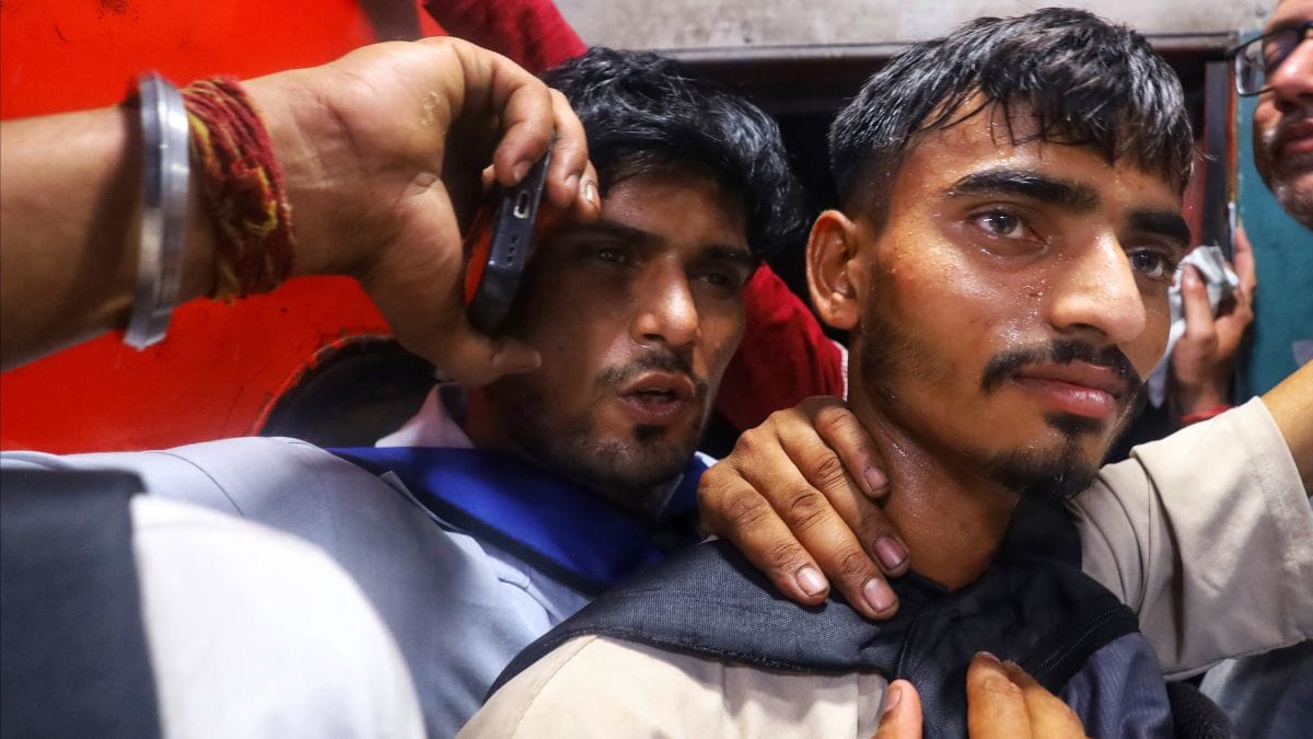 Aspirants packed like sardines in the train from Meerut to Muzaffarnagar. The heat aggravates the discomfort of the journey. | Manisha Mondal