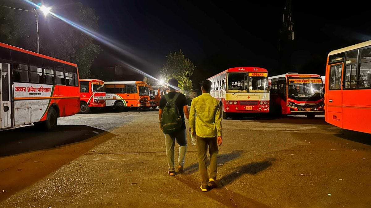 बिमल (काले कपड़ों में) और अभिषेक (हरे कपड़ों में), बिजनौर बस स्टेशन पर | फोटो: मनीषा मोंडल/दिप्रिंट