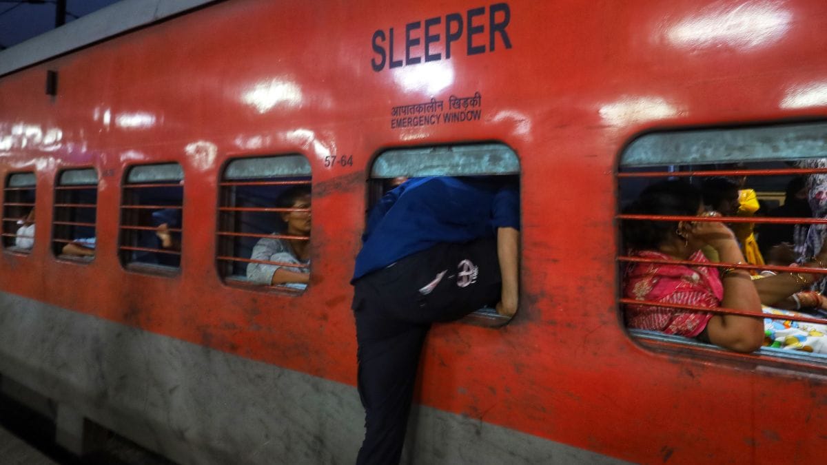 पीछे न छूट जाएं, इसकी पागलपन भरी दौड़ | फोटो: मनीषा मोंडल/दिप्रिंट