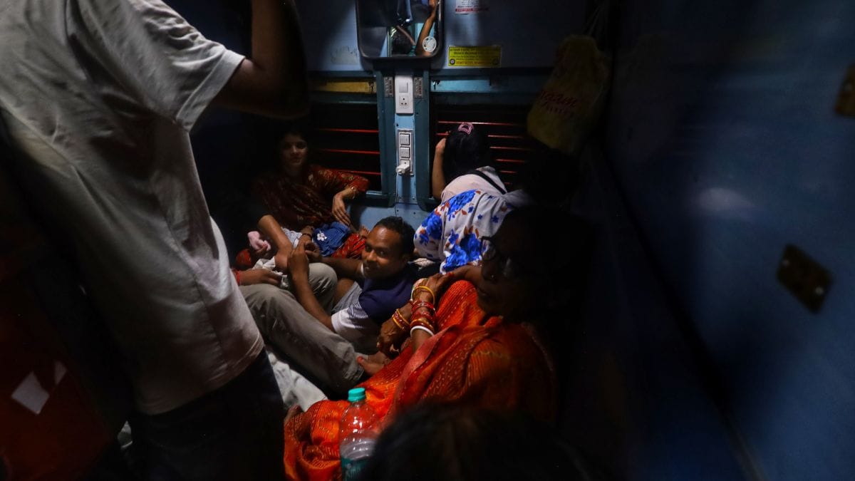 Aspirants travel alongside regular commuters. There are no special transportation arrangements for them. | Manisha Mondal | ThePrint