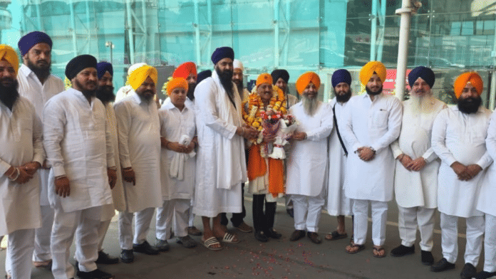 BJP leader Girish Mahajan is welcomed by Sikh representatives after his arrival in Amritsar | X/@girishdmahajan