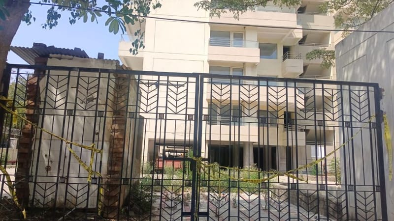 वसंत कुंज के बी-4 इलाके में स्थित महार्षि दयानंद हाउसिंग प्रोजेक्ट अब खाली पड़ा है | फोटो: अलमिना खातून/दिप्रिंट