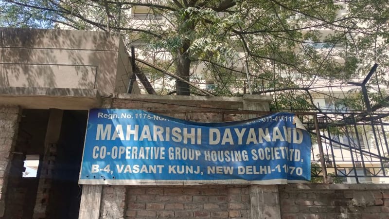 हाउसिंग प्रोजेक्ट का नाम दिखाता हुआ एक बैनर | फोटो: अलमिना खातून/दिप्रिंट