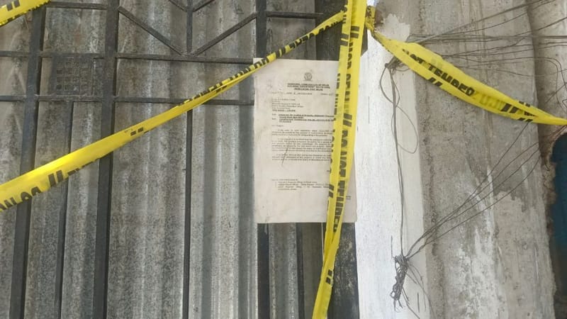 सील की गई इमारत के प्रवेश द्वार पर लगा एमसीडी का नोटिस | फोटो: अलमिना खातून/दिप्रिंट