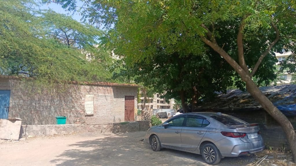The vacant area on the left side of the building has turned into a resting and parking spot for can drivers. Almina Khatoon | ThePrint