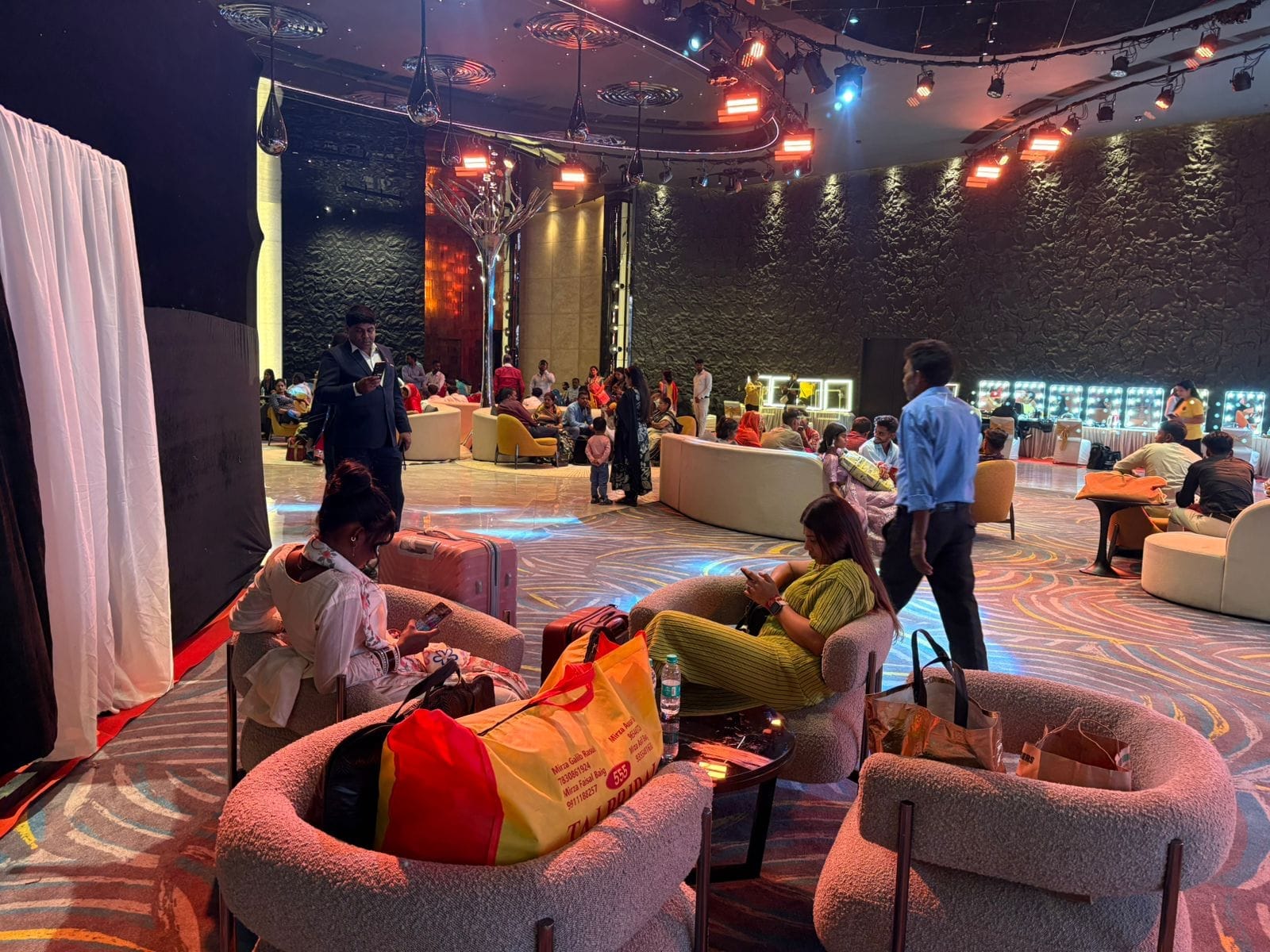 लाडली फाउंडेशन ट्रस्ट द्वारा आयोजित शगुन विवाह उत्सव में दुल्हनों के तैयार होने के लिए एक जगह | फोटो: रोमित पीआर