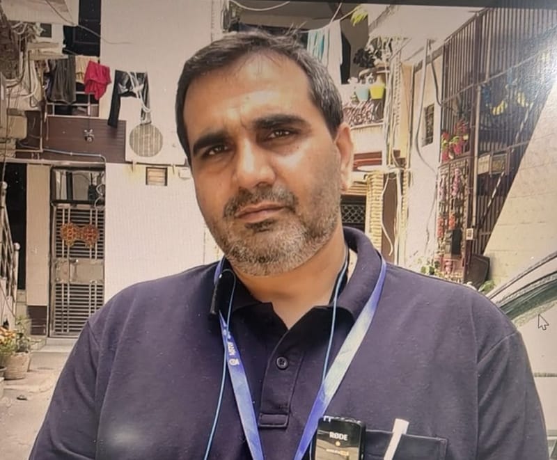 रोहिणी के सर्वोदय विद्यालय में 20 साल से टीचर दीपक कुमार हर घर की गिनती करने में मेहनती हैं. उनके लिए, जनगणना का काम करना ज़रूरी है | फोटो: वितस्ता कौल/दिप्रिंट