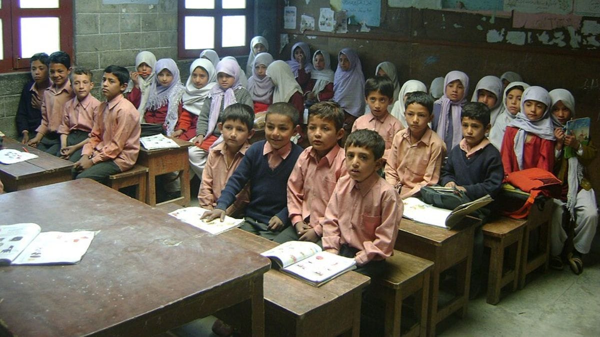 Pakistan privatising education meets resistance. Teachers protest in Karachi and Lahore