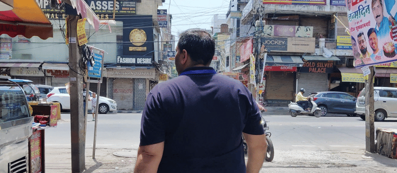 दीपक कुमार अपने तय रोहिणी ब्लॉक में दुकानदारों और लोगों के बीच एक जाना-पहचाना चेहरा बन गए हैं | फोटो: वितस्ता कौल/दिप्रिंट