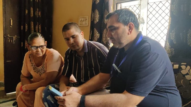 रोहिणी में रहने वालों के साथ दीपक कुमार. जनगणना के कुछ सवालों के जवाब मिलने से पहले लंबी बातचीत की ज़रूरत होती है | फोटो: वितस्ता कौल/दिप्रिंट
