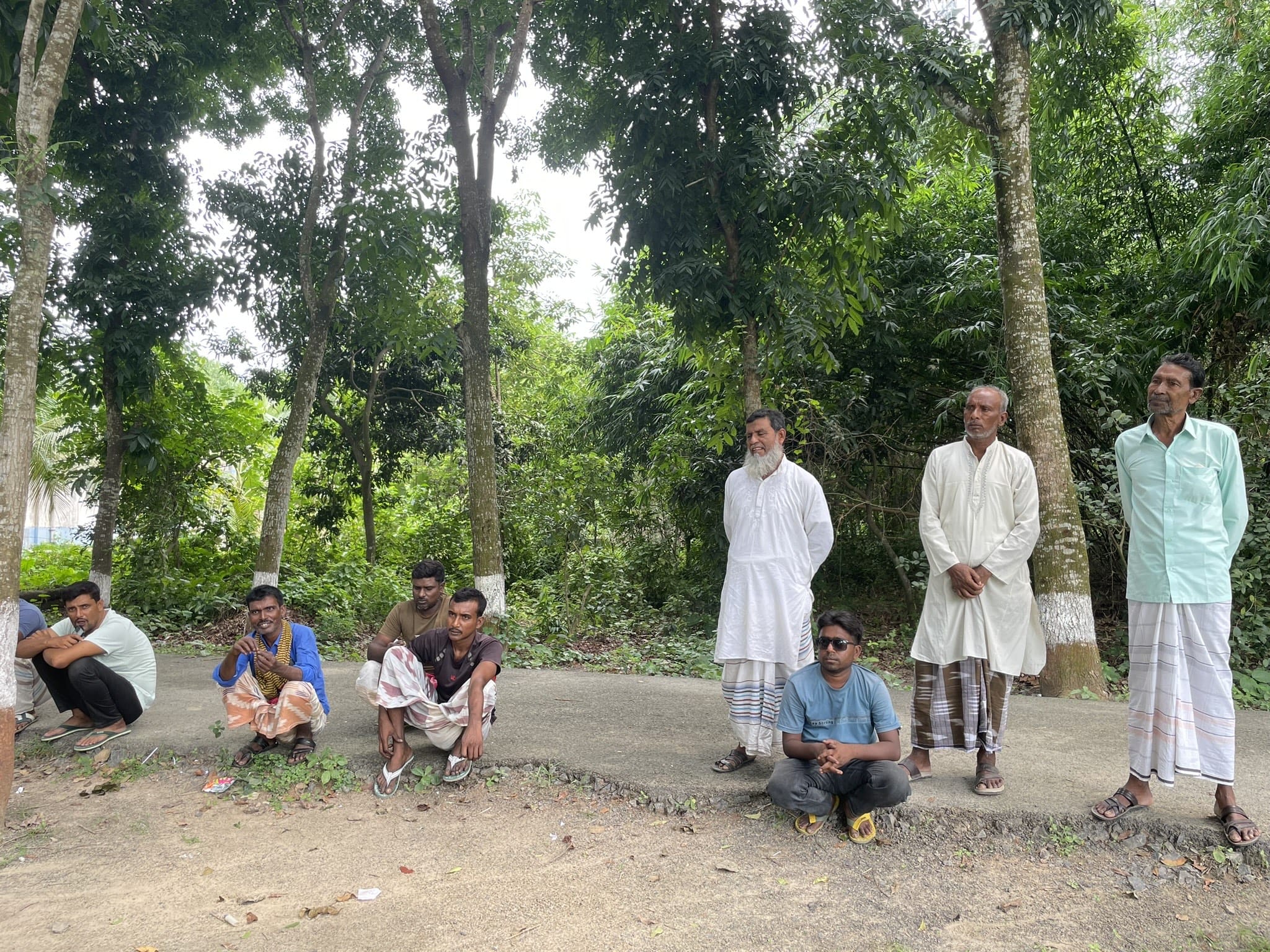 चकमुथुरा गांव में बीएसएफ आउटपोस्ट के बाहर खेत के मालिक | फोटो: अलीशा दत्ता/दिप्रिंट