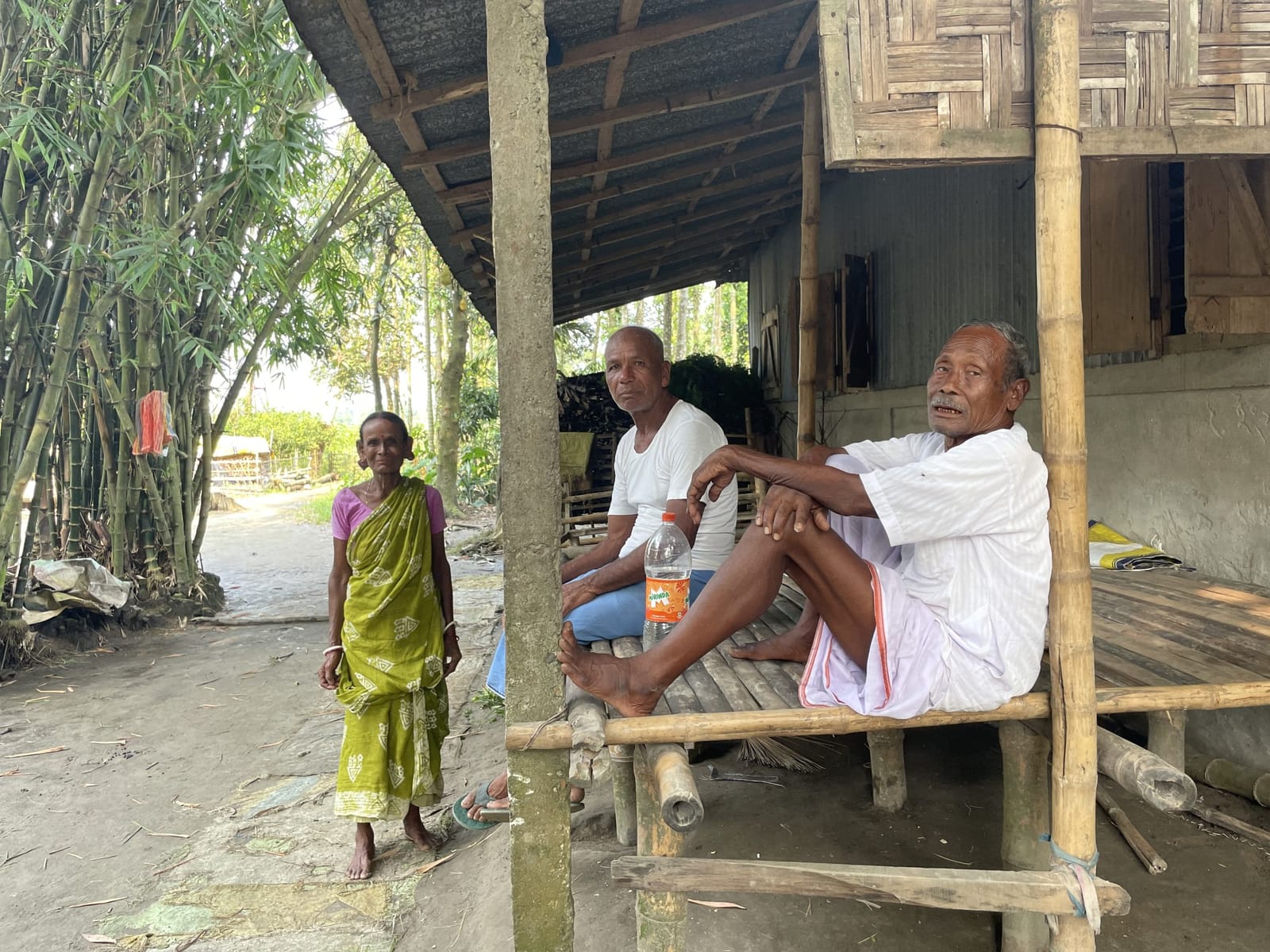 फुलकदाबरी में बिनोद मंडल और उनका परिवार. उनका आरोप है कि उनकी ज़मीन का बहुत कम मुआवजा दिया जा रहा है | फोटो: अलीशा दत्ता/दिप्रिंट