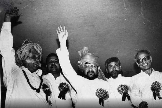 2 अक्टूबर 1994 को पटना में जनता दल सम्मेलन में नीतीश कुमार. नीतीश आर्काइव के कैप्शन के अनुसार, बैठक में लालू प्रसाद यादव के दबदबे ने समता पार्टी के गठन का रास्ता तैयार किया था | फोटो: नीतीश आर्काइव