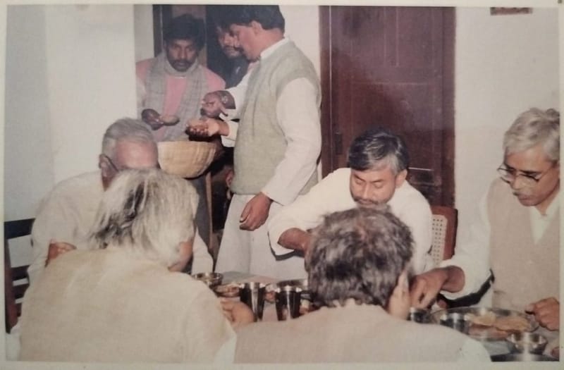 समता पार्टी के शुरुआती दिनों में राजनीतिक रणनीति का केंद्र रहे प्रोफेसर जगत रंजन के घर पर भोजन करते हुए नीतीश कुमार और अन्य नेताओं को पूड़ियां परोसी जा रही है | फोटो: नीतीश आर्काइव