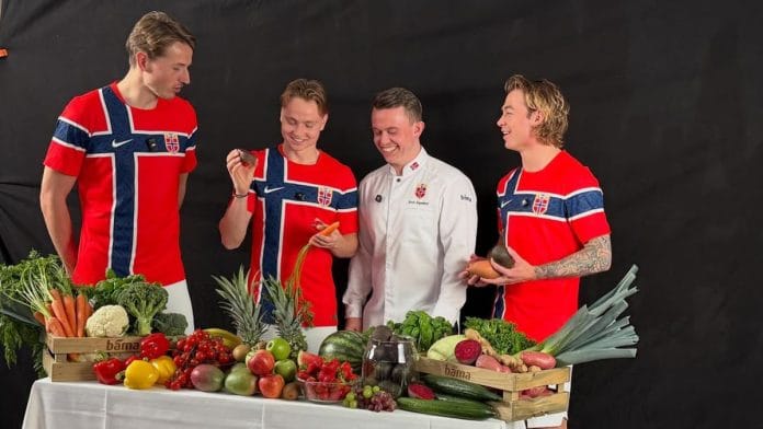Chef Aron Espeland with players from the Norway team | Instagram/@chef_aronespeland