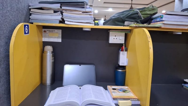 लाइब्रेरी में सचिन पांडे की पढ़ाई की जगह. बिहार के UPSC कैंडिडेट सिविल सर्विस परीक्षा में पांच कोशिशों में दो बार CSAT पास नहीं कर पाए हैं | फोटो: स्पेशल अरेंजमेंट