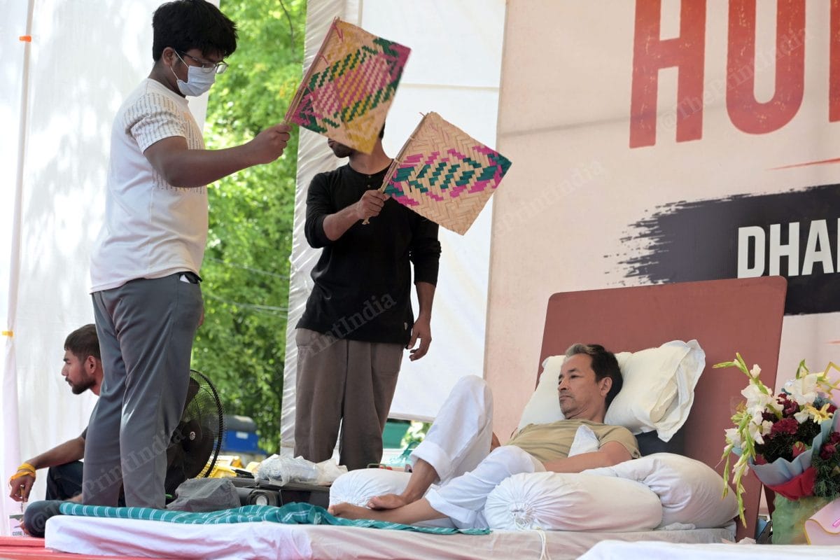 A CJP supporters fanning Sonam Wangchuk with a hand fan during the heat | Photo: Suraj Singh Bisht | ThePrint