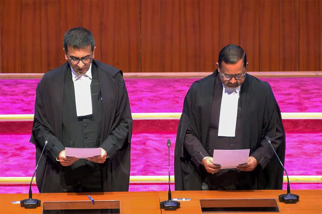जस्टिस उज्जल भुयन (दाएं) को 14 जुलाई 2023 को तत्कालीन CJI डीवाई चंद्रचूड़ ने SC जज के तौर पर शपथ दिलाई | फोटो: एएनआई