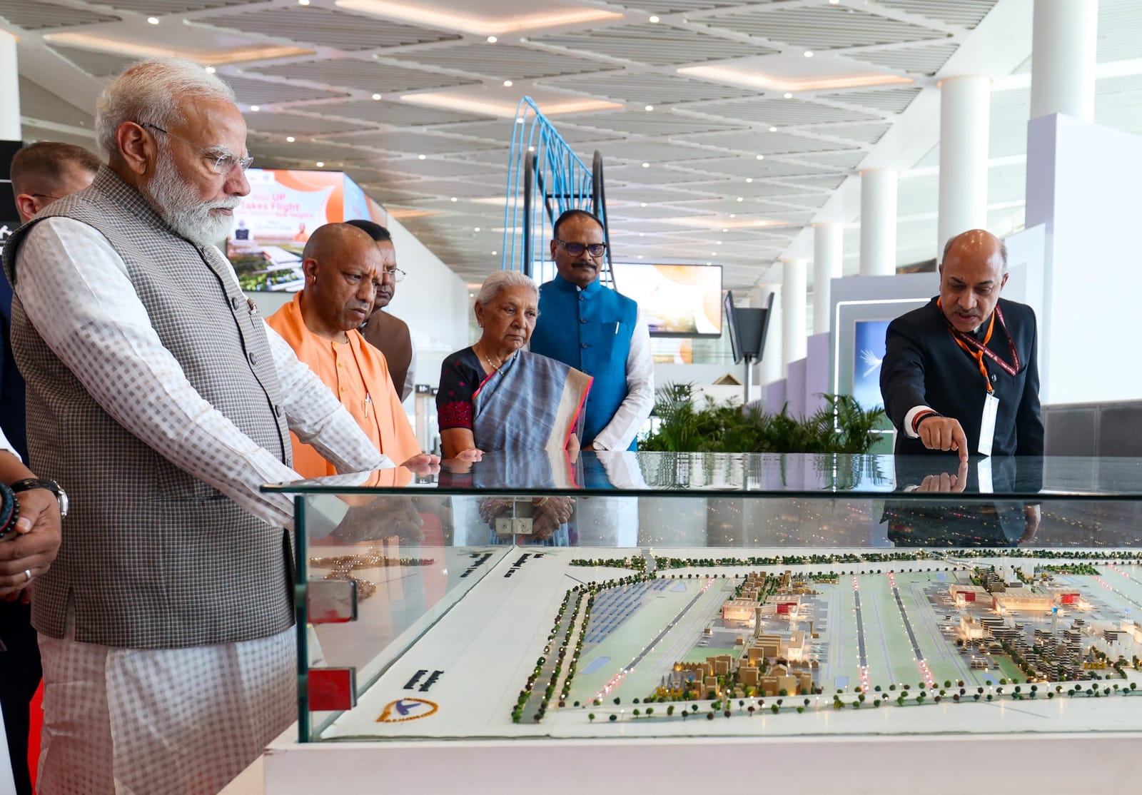 मार्च 2026 में जेवर स्थित नोएडा इंटरनेशनल एयरपोर्ट के टर्मिनल भवन का दौरा करते प्रधानमंत्री नरेंद्र मोदी | एएनआई