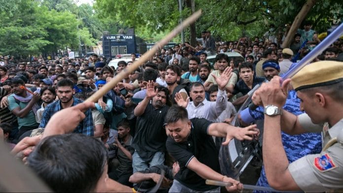 Protesters brace for impact as Delhi Police carry out lathicharge during the CJP march to Parliament | Suraj Singh Bisht | ThePrint