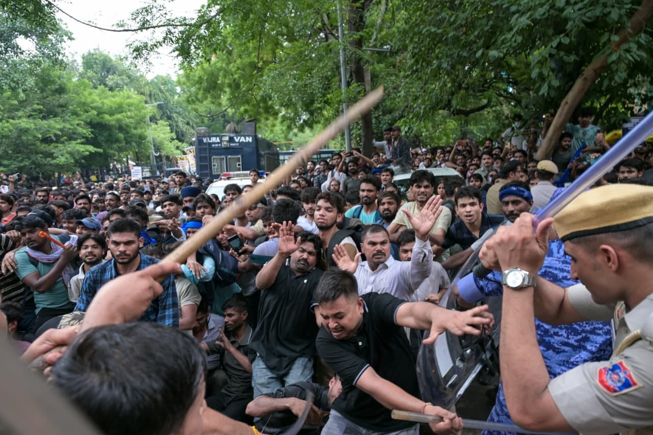 Protesters brace for impact as Delhi Police carry out lathicharge during the CJP march to Parliament | Praveen Jain | ThePrint