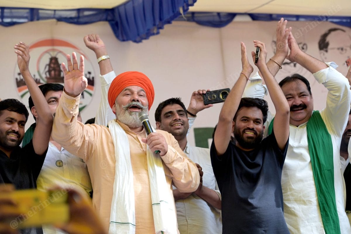 Bhartiya Kisan Union Rakesh Tikait arrives at Jantar Mantar in support of CJP | Photo: Suraj Singh Bisht | ThePrint 