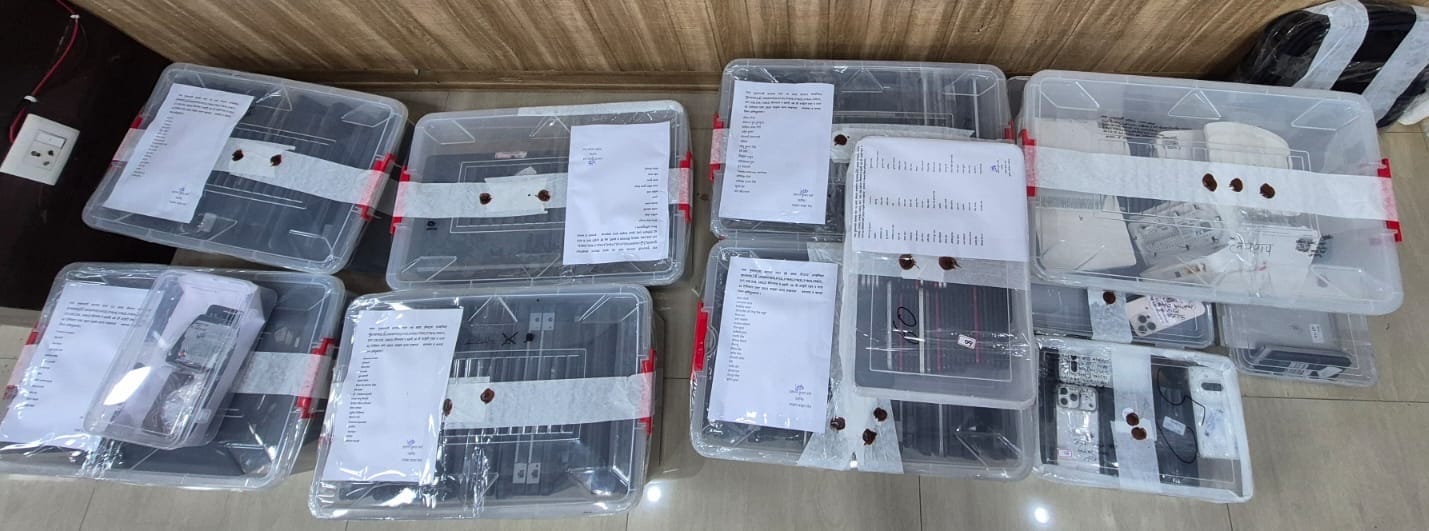 Electronic devices recovered by Lucknow Police from fake call centre | By special arrangement
