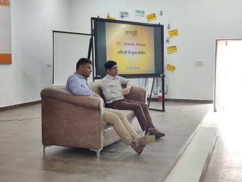 जगदलपुर के ज्ञान गुड़ी में बस्तर के एसपी शलभ सिन्हा और डीएम आकाश छिकारा | फोटो: कृष्ण मुरारी/दिप्रिंट