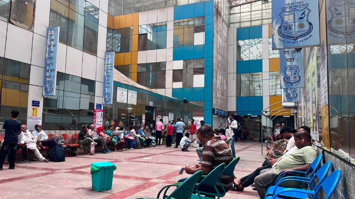 दिल्ली स्टेट कैंसर इंस्टीट्यूट (DSCI) की ओपीडी के बाहर मरीजों की लंबी लाइन | फोटो: स्नेहा रिछारिया/दिप्रिंट