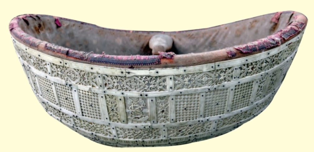 दरभंगा म्यूज़ियम कलेक्शन में हाथीदांत का एक शाही सिंहासन | फोटो: स्पेशल अरेंजमेंट