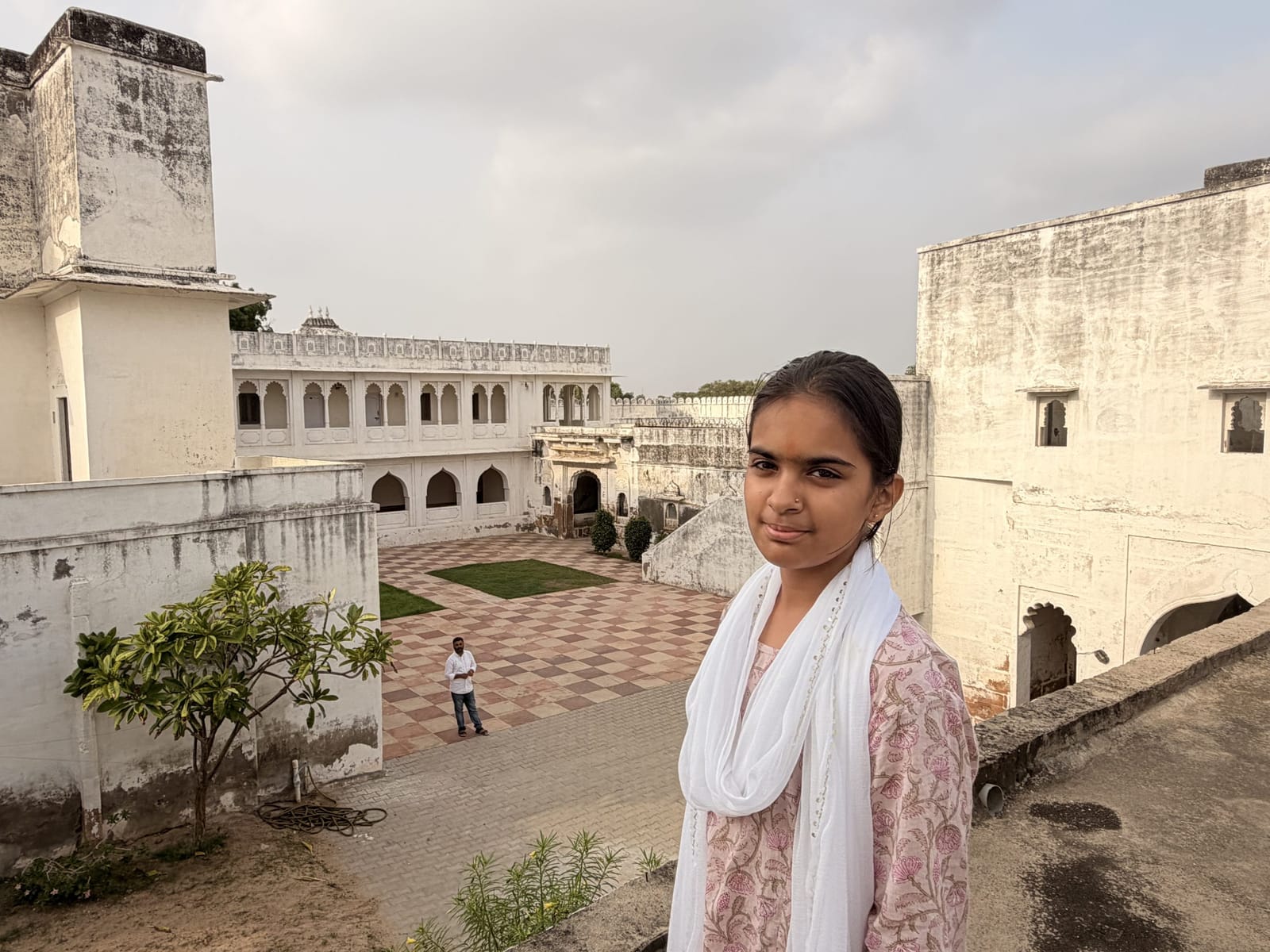 महल के उस हिस्से में तेजस्वी, जिसे कोविड तक होटल के रूप में चलाया जाता था | फोटो: समन हुसैन/दिप्रिंट
