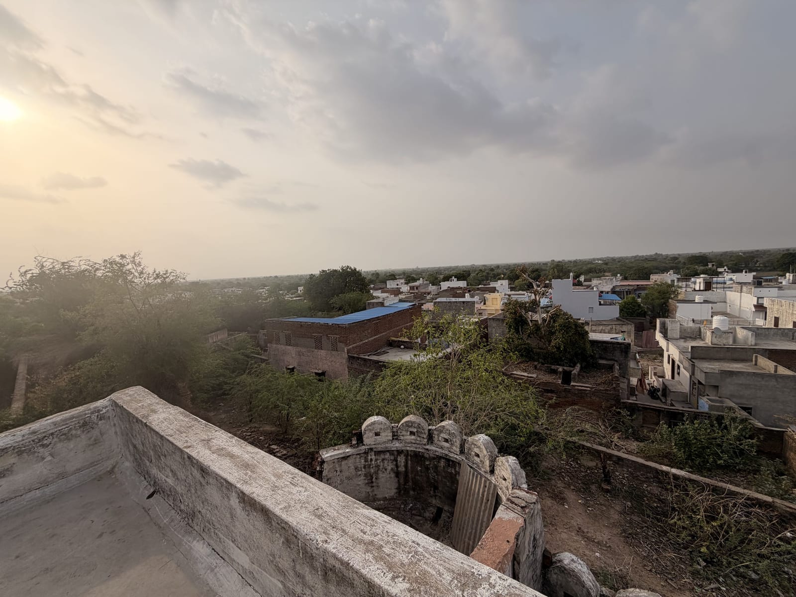 खेरवा का महल पूरे गांव से सबसे ऊंचाई पर बना है. कई किलोमीटर दूर से भी यह सबसे ऊंची जगह दिखाई देती है. इतिहास में खेरवा की बाकी बसावट इसी महल के आसपास विकसित हुई थी | फोटो: समन हुसैन/दिप्रिंट