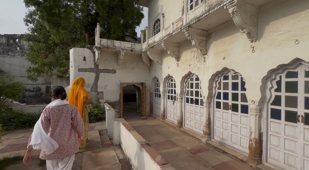 खेरवा, पाली स्थित अपने महल में 46 साल की भाभी-सा यशश्री के साथ चलती तेजस्वी | फोटो: समन हुसैन/दिप्रिंट