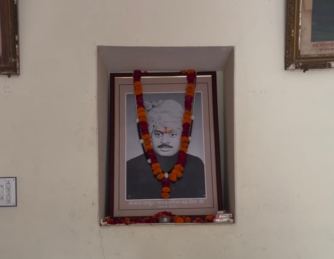 महल के प्रवेश द्वार पर तेजस्वी कुमारी जोधा के पिता स्वर्गीय हरिश्चंद्र सिंह जोधा की तस्वीर लगी है | फोटो: समन हुसैन/दिप्रिंट