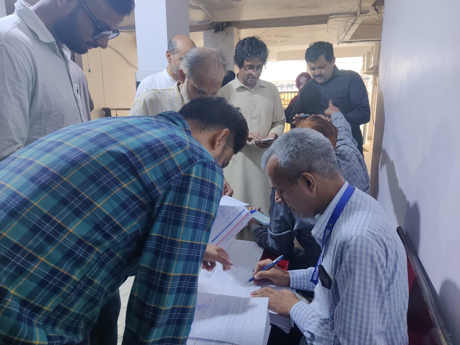 कभी CAA के खिलाफ विरोध प्रदर्शन का सेंटर माने जाने वाले शाहीन बाग में एक बार फिर लंबी लाइनें, बेचैनी भरी बातें और कागज़ों का ढेर दिख रहा है | फोटो: अलमिना खातून/दिप्रिंट