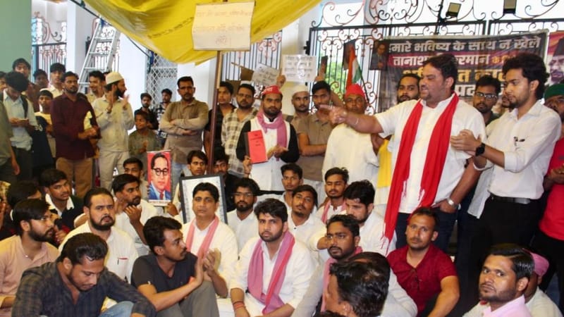 Outside the main gate, students pitched tents, tied handwritten banners to police barricades and raised slogans. Nikitha Arathi Naveen | ThePrint