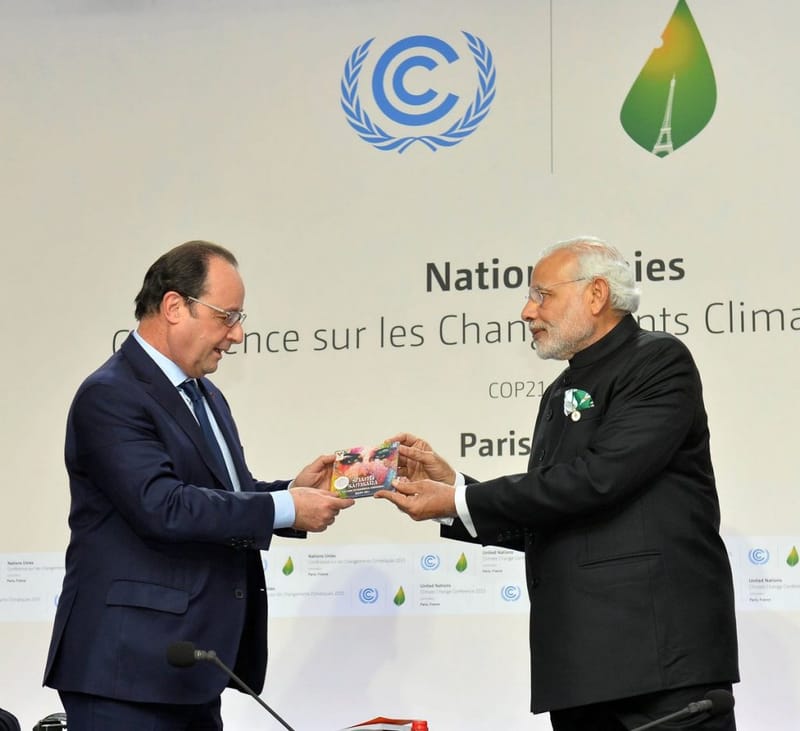 2015 में COP21 के दौरान इंटरनेशनल सोलर अलायंस के लॉन्च पर नरेंद्र मोदी और फ्रांस्वा ओलांद. तब से 10 साल बाद भी, ISA को अपनी जगह पक्की नहीं कर पाई है. | फोटो: X/@MIB_India
