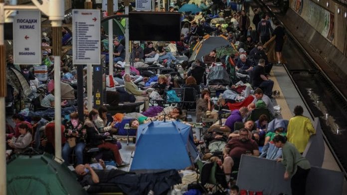 People take shelter inside an overcrowded metro station during a Russian missile and drone strike, amid Russia's attack on Ukraine, in Kyiv, Ukraine July 30, 2026. REUTERS/Alina Smutko
