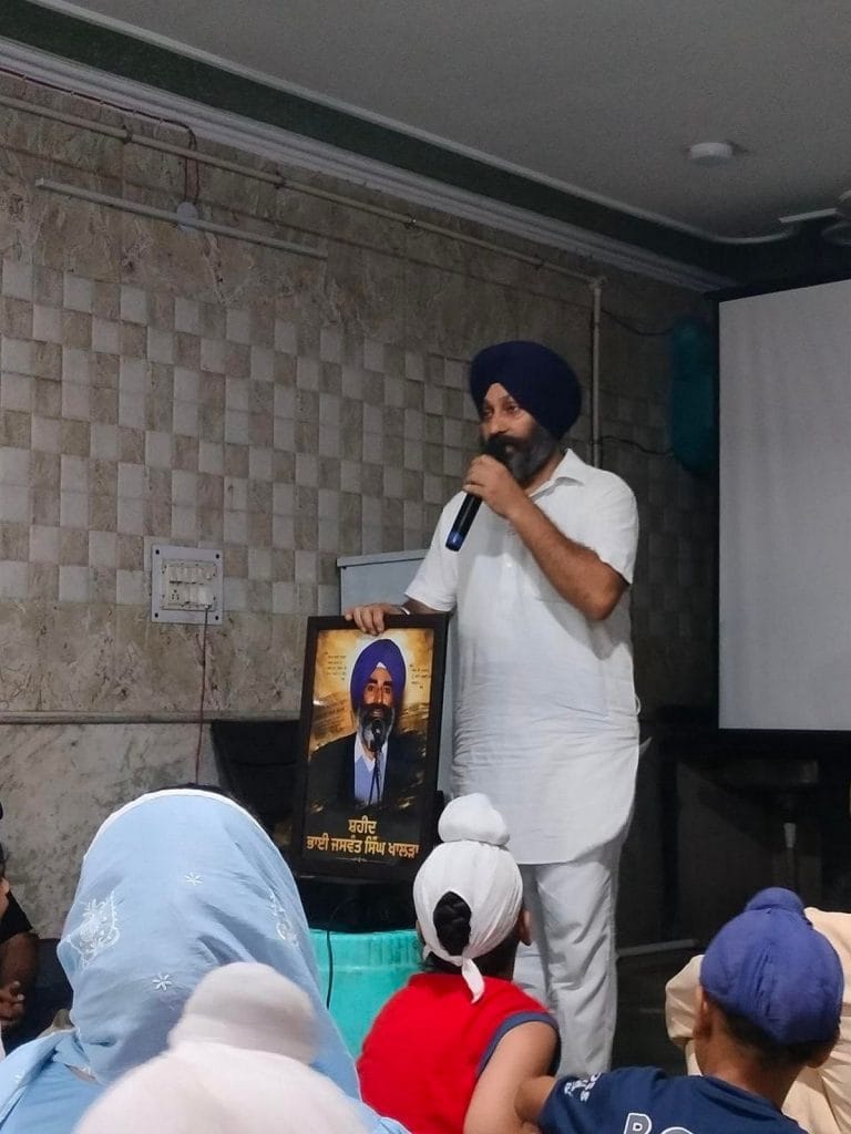 गुरुद्वारा के सचिव हरजीत सिंह ने लोगों से अपील की कि वे अपने घर और दफ्तर में जसवंत सिंह खालड़ा की तस्वीर रखें | फोटो: हर्ष तिवारी/दिप्रिंट