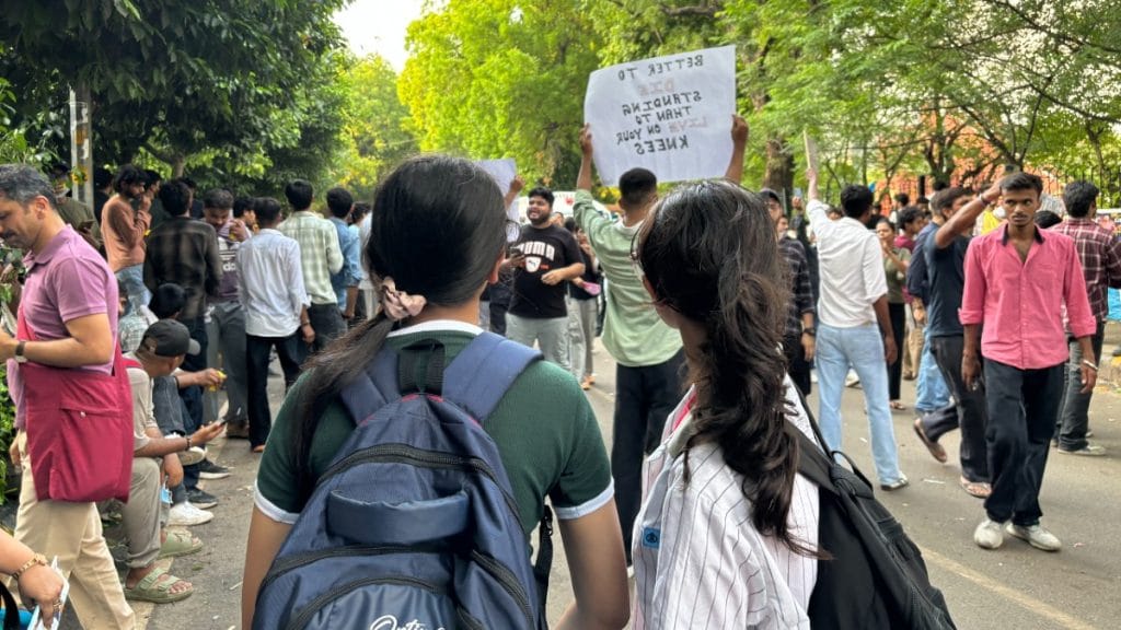 jantar-mantar-is-teeming-with-school-students-their-concerns-are-cbse