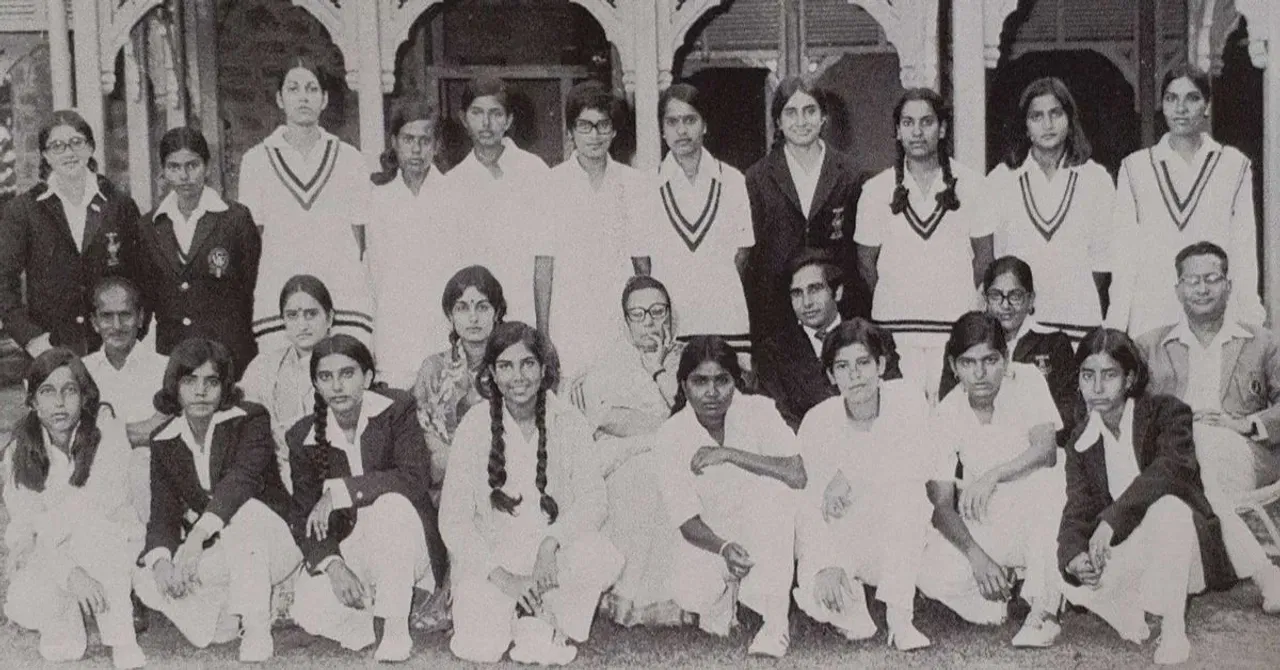 Indian women's cricket team with Mahendra Kumar Sharma | Photo: Commons 