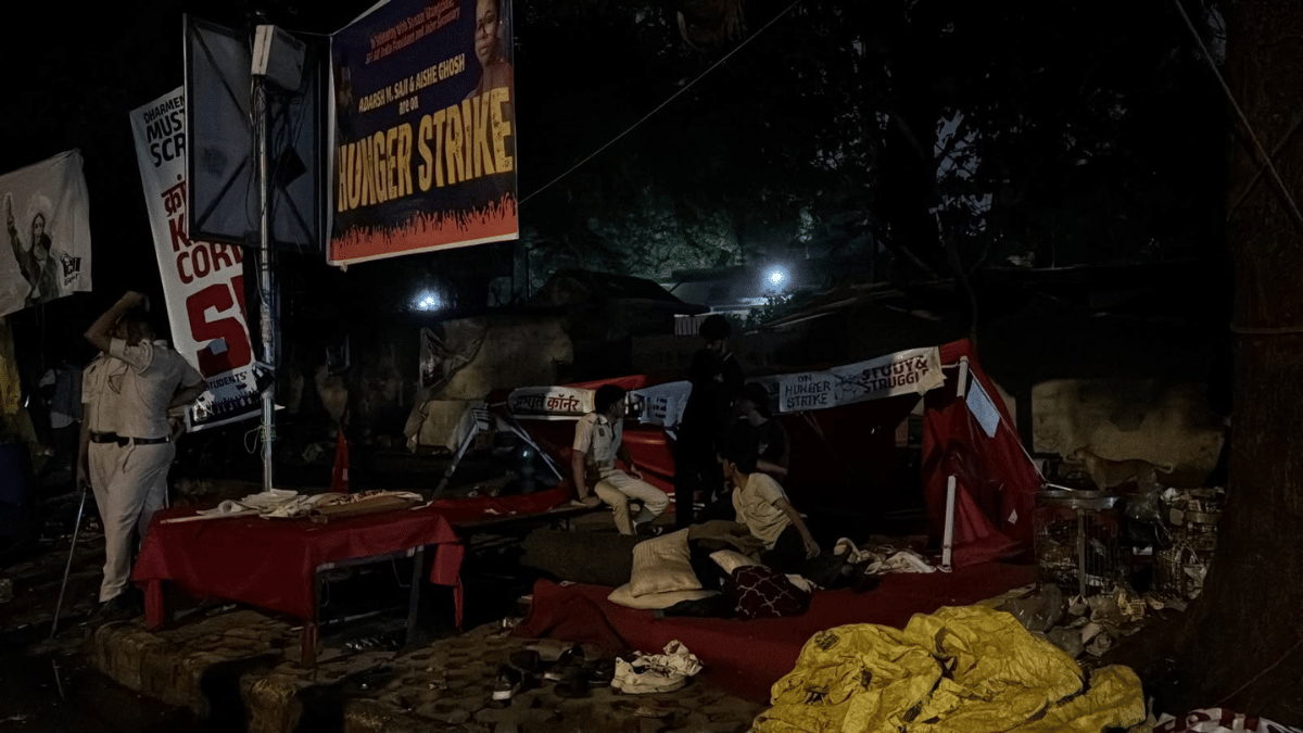 Protesters look for their belongings amid the scattered rubble at the protest site in Jantar Mantar | Samridhi Tewari | ThePrint